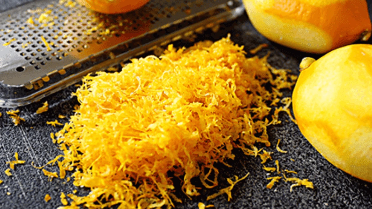 Älä heitä sitruunan kuorta pois: käytä sitä luonnollisena hyönteisten karkottajana kukkaruukuissa.