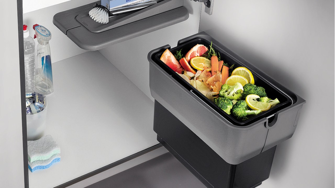 Miksi kannattaa laittaa sanomalehti roskakorin pohjalle: vähän tunnettu temppu.