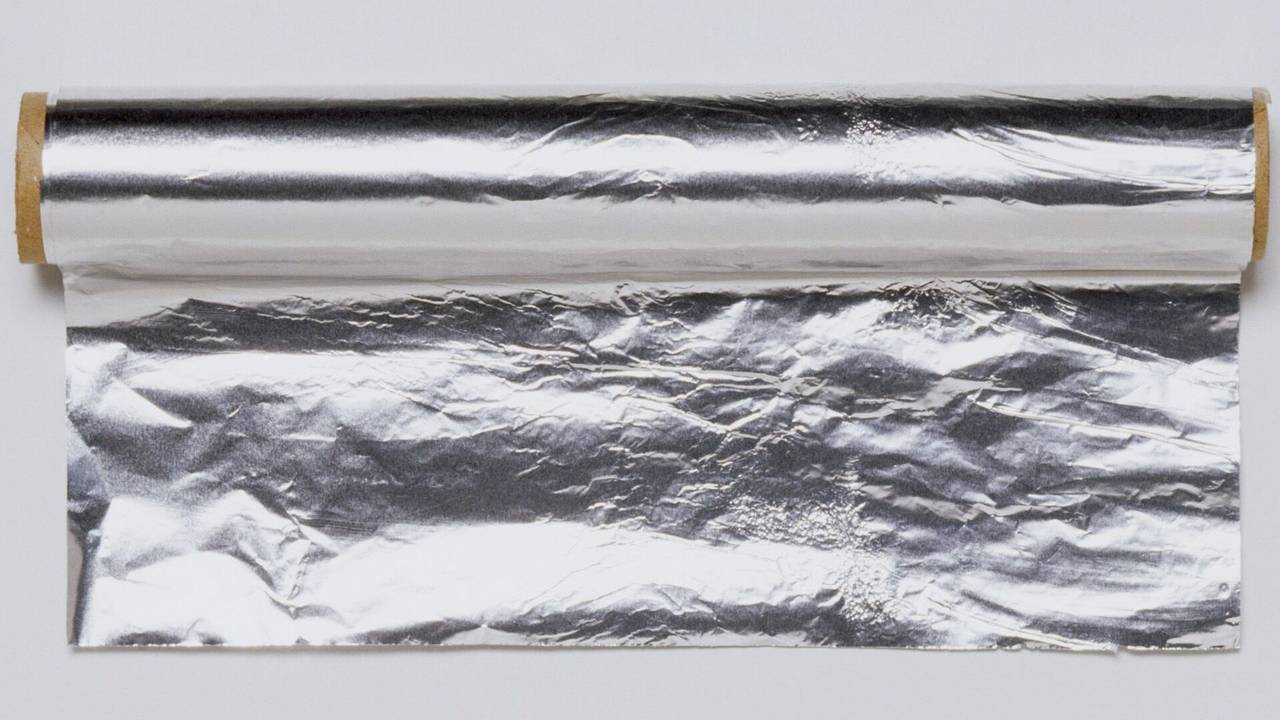 Alumiinifolion käyttö keittiön hanoissa: mihin sitä tarvitaan ja miksi sitä suositellaan.