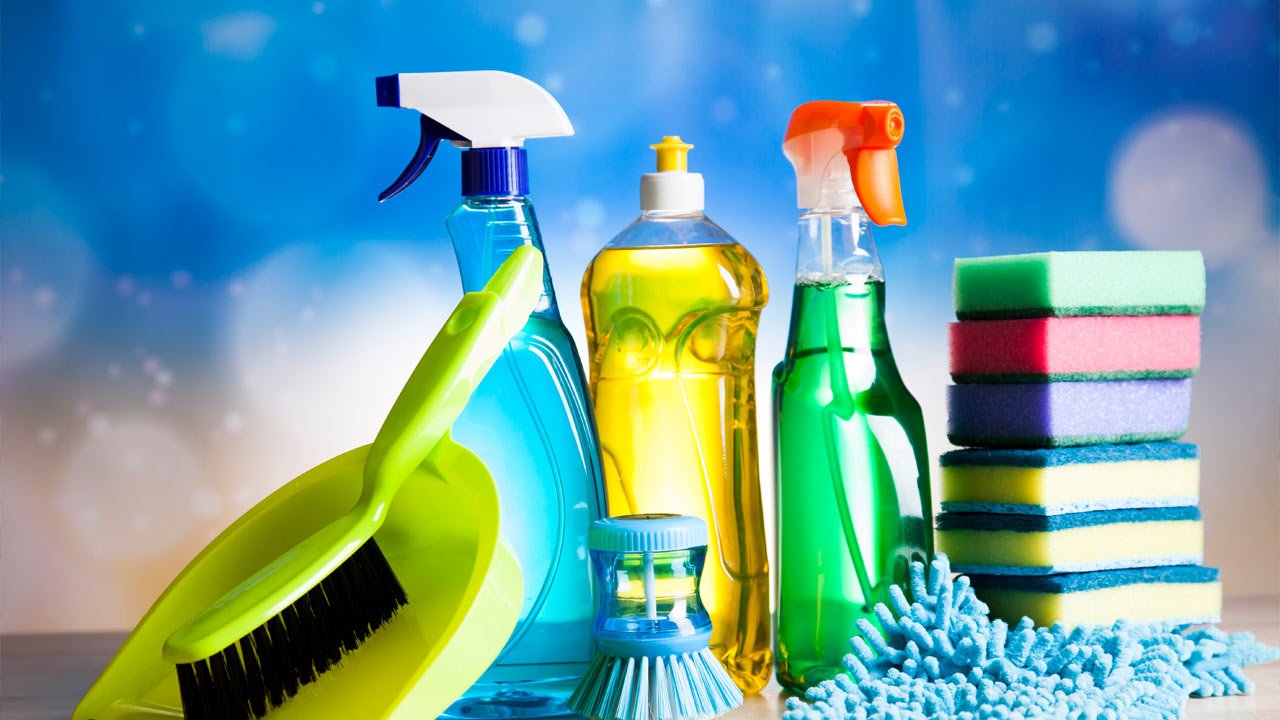 Pesuaine ja vetyperoksidi: erittäin hyödyllinen seos kodin siivoukseen, joka myös desinfioi.