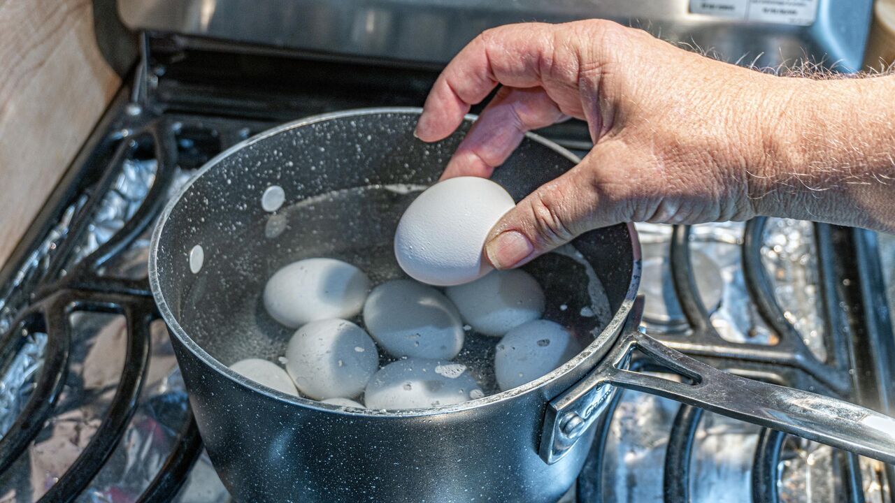 Metallinen lusikka munien keittokattilan pohjalla estää munien rikkoutumisen: se estää kuoren halkeilun ja pitää munat täydellisessä kunnossa.