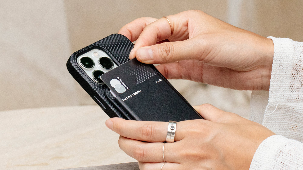 MagSafe-yhteensopiva magneettinen lompakko iPhoneen parantaa huomattavasti korttien säilyttämisen mukavuutta.