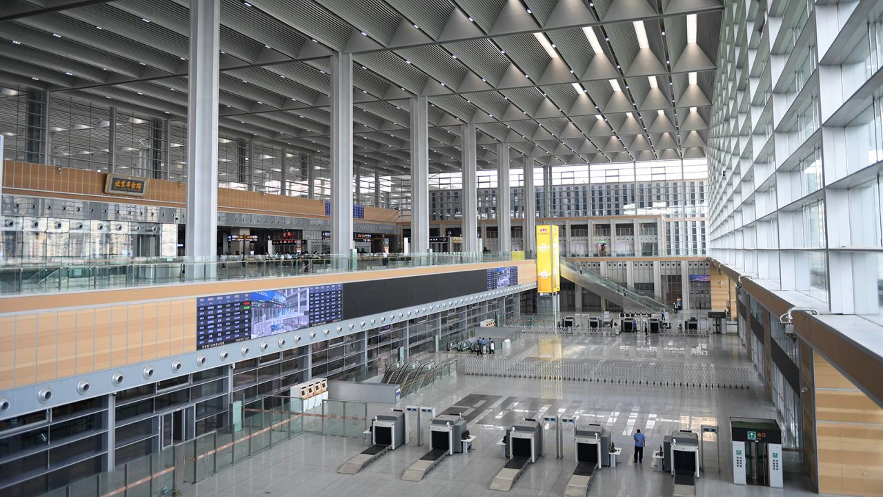 Kiinan piti rakentaa rautatieasema yhdeksässä tunnissa: se selviytyi tehtävästä 1500 työntekijän, 23 kaivinkoneenkuljettajan ja armeijan avulla.