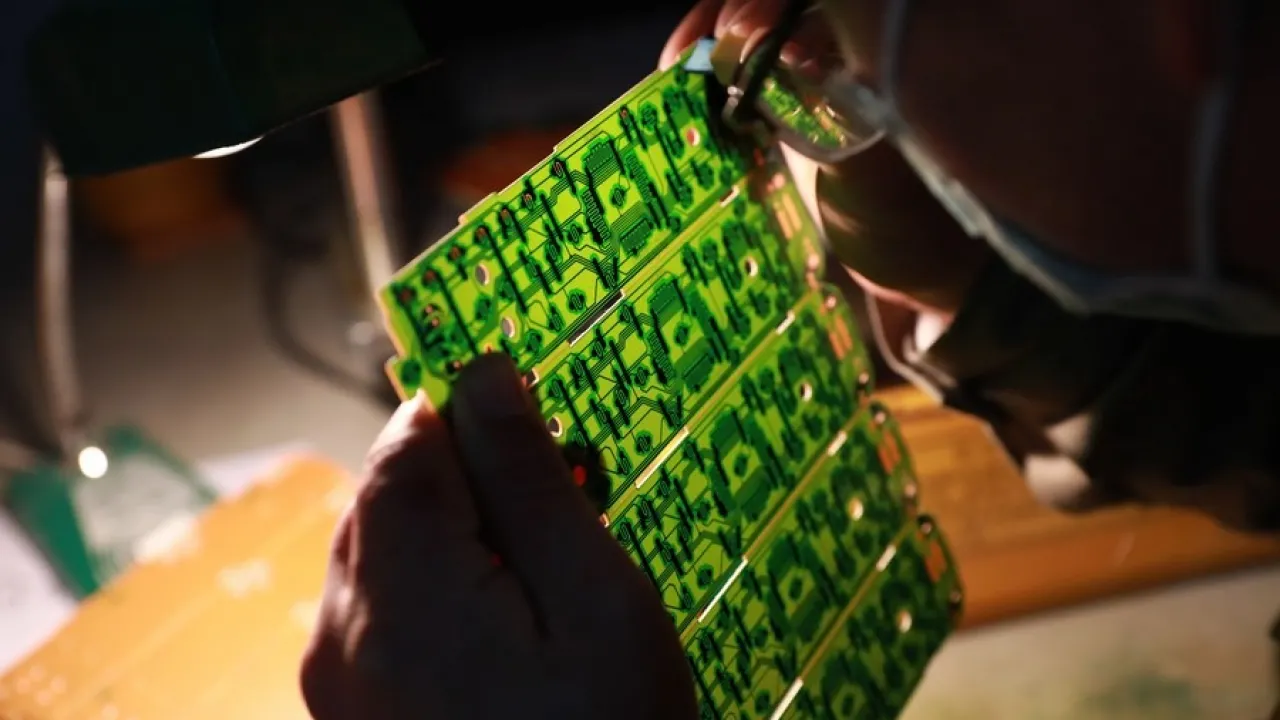 Kotona kertyvissä elektroniikkajätteissä voi olla piilossa niin paljon kultaa, että siitä voi saada 22 karaatin kultaharkon.