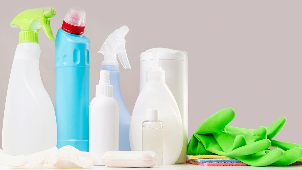 Pesuaine ja vetyperoksidi: erittäin hyödyllinen seos kodin siivoukseen, joka myös desinfioi.