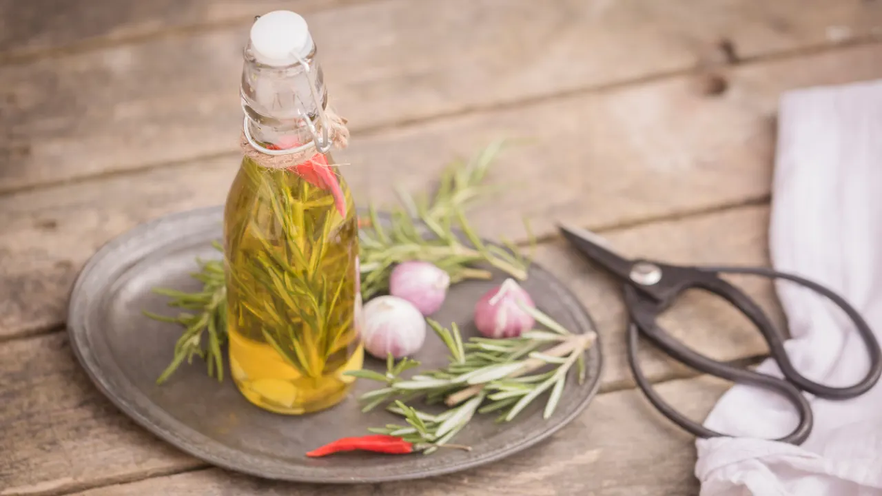 Mitä hyötyä on rosmariinin ja etikan sekoittamisesta, ja miksi sitä suositellaan?