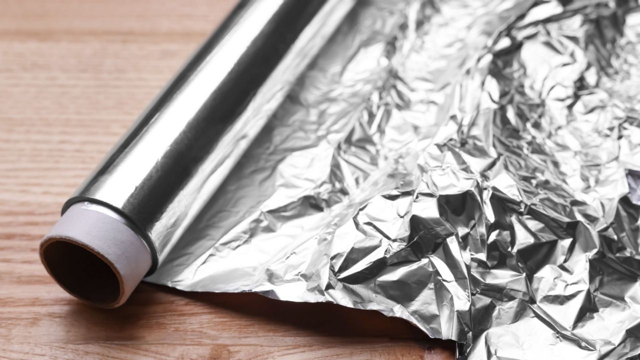 Alumiinifolion käyttö keittiön hanoissa: mihin sitä tarvitaan ja miksi sitä suositellaan.