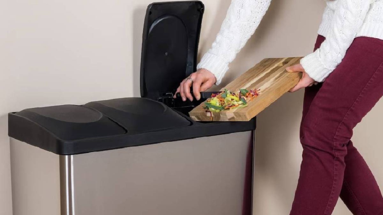 Miksi kannattaa laittaa sanomalehti roskakorin pohjalle: vähän tunnettu temppu.