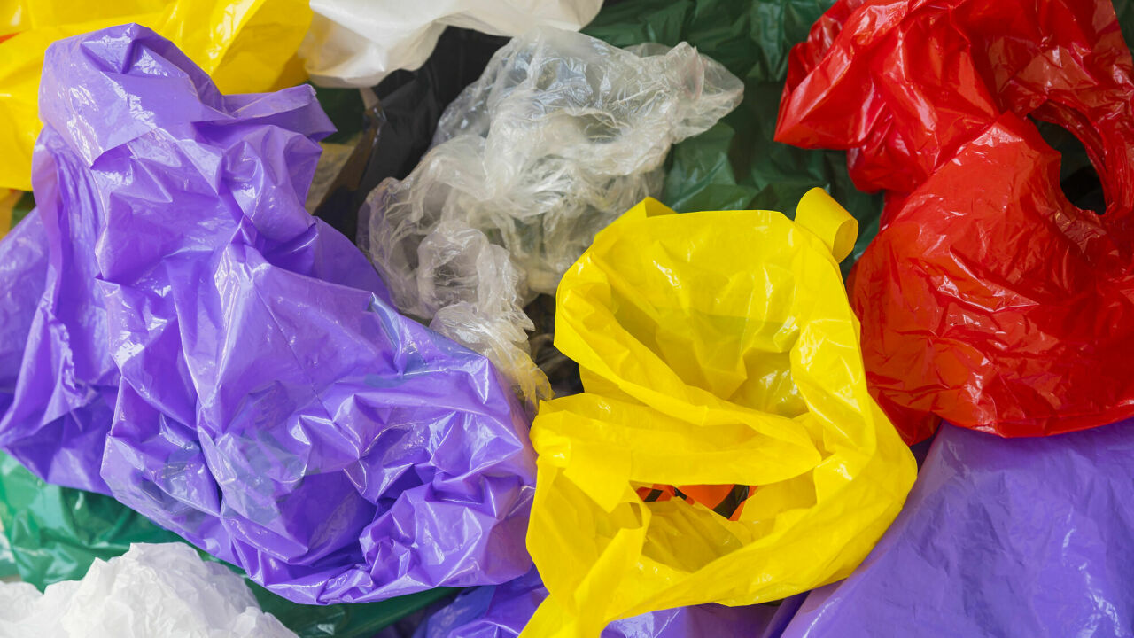 Uusi yritys kumota laki, joka säätelee kertakäyttöisten muovikassien käyttöä.