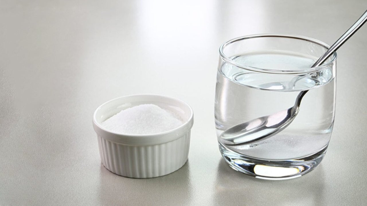 Jätä lasi vettä ja karkeaa suolaa jääkaappiin: miksi se on tarpeen ja miksi sitä suositellaan.