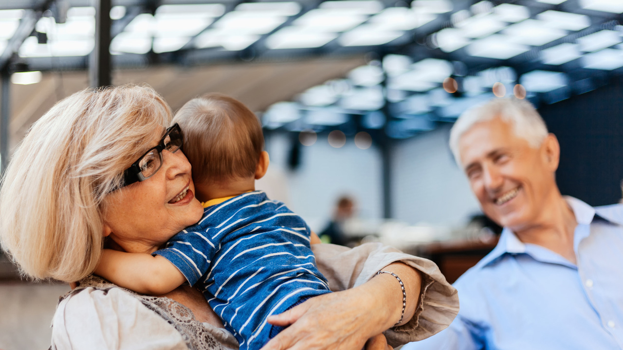Yli 65-vuotiaat voivat siirtää pääasiallisen asuinpaikkansa lapsilleen ilman tuloveroa.