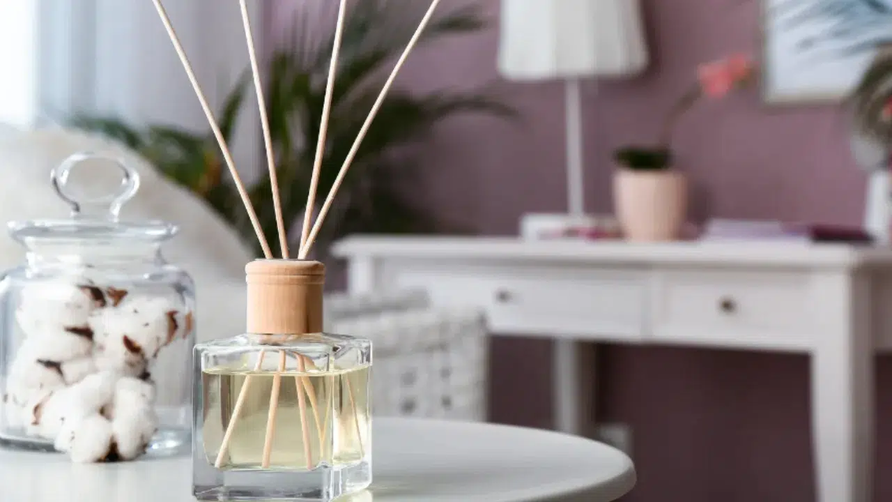 Kuinka valmistaa tuoksu, joka muuttaa huoneesi rauhan ja tyyneyden keitaaksi.