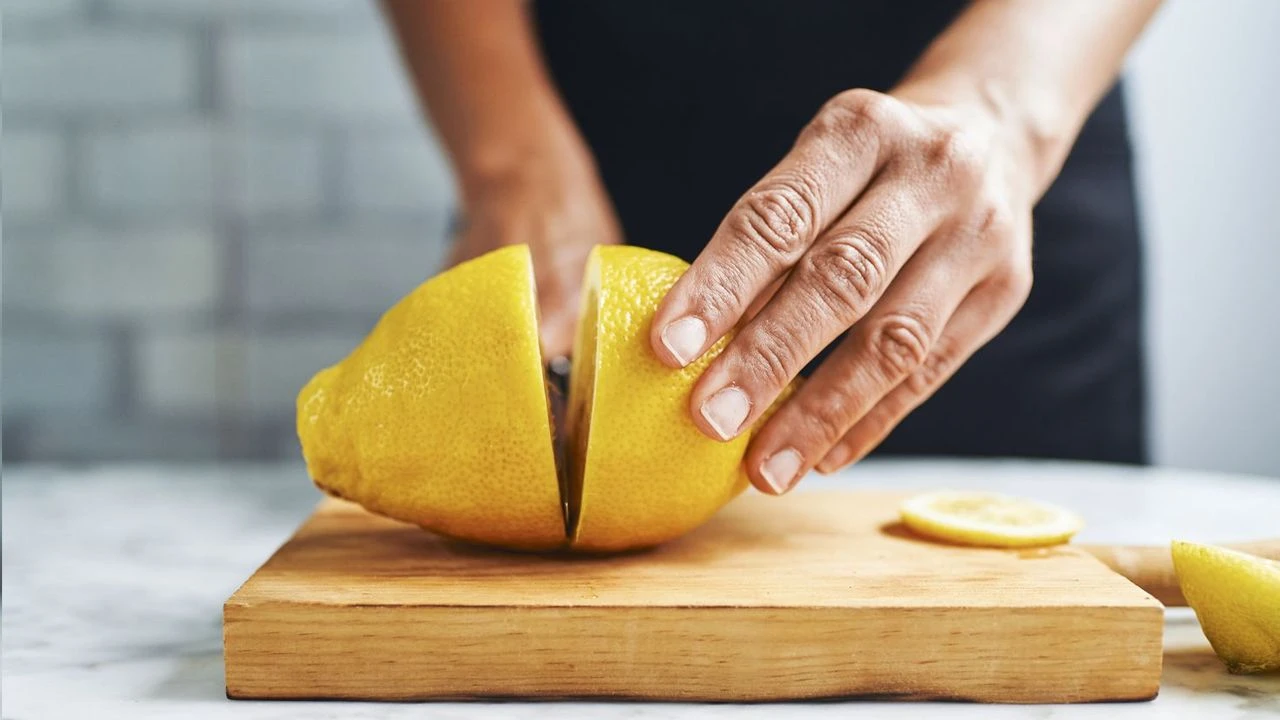 Kuinka laittaa sitruunaviipale sammutettuun mikroaaltouuniin: mitä se antaa ja miksi se on suositeltavaa