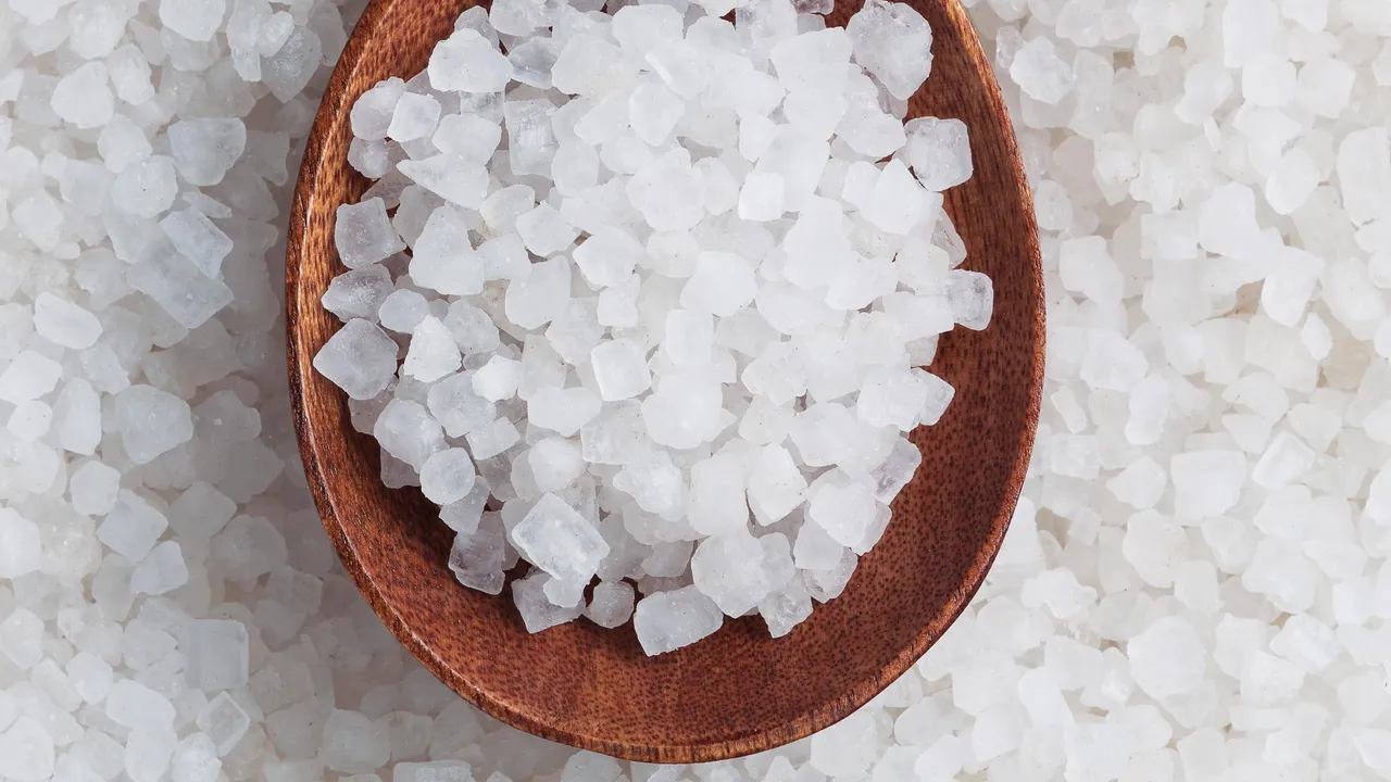 Karkean suolan kaataminen wc-pönttöön: miksi se on suositeltavaa ja kuinka usein se tulisi tehdä.