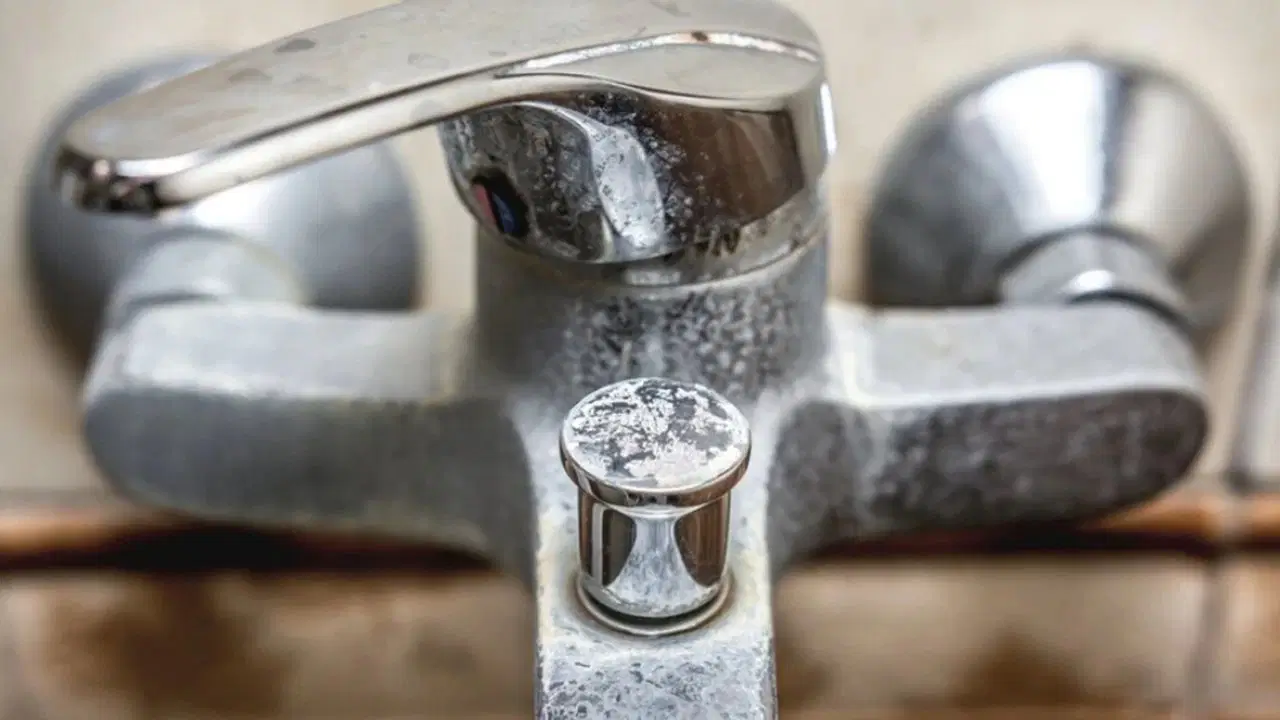 Se ei ole etikka: mikä on paras tapa poistaa kalkkikertymät hanoista?