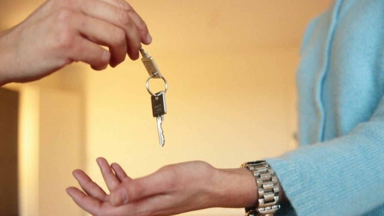 Se on virallista: vuokralain mukaan omistajien on vuokrattava talonsa matkailijoille naapureiden suostumuksella.