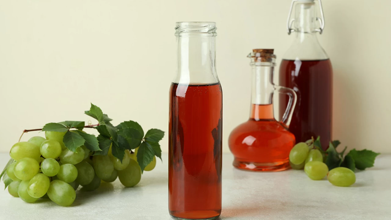 Valkoisen etikan ja sokerin sekoittaminen: mihin se on hyödyllistä ja miksi juuri tämä tehokas yhdistelmä on suositeltava.