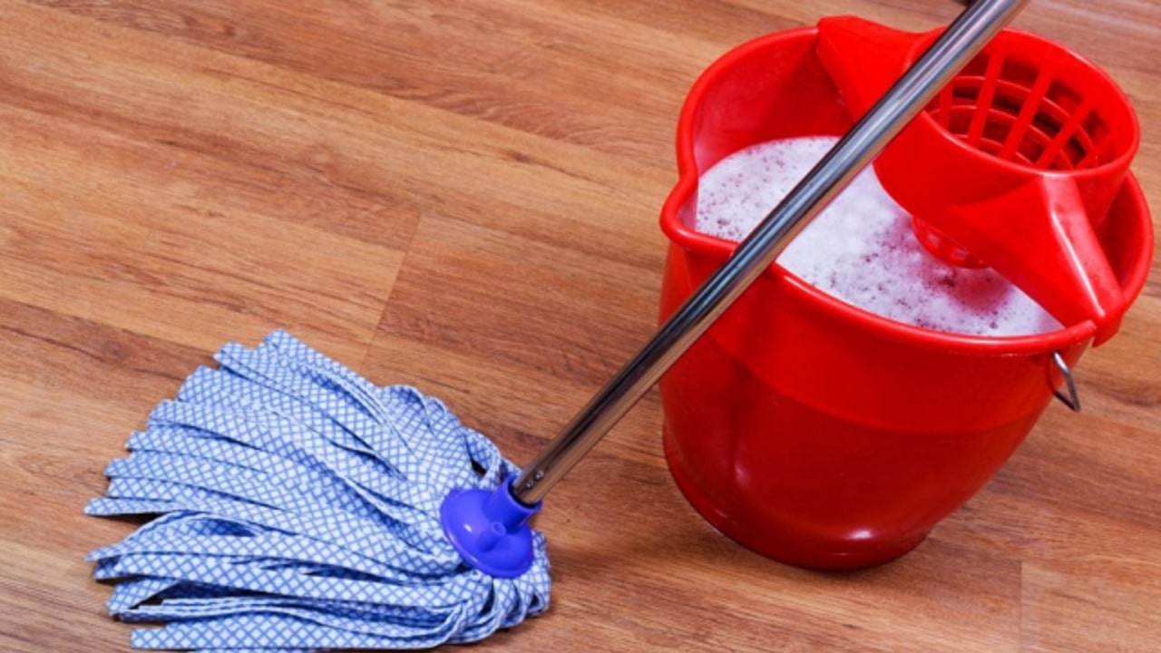 Suolan lisääminen lattianpesuveteen: miksi se on tarpeen ja miksi sitä suositellaan?