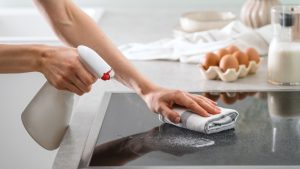 Ei pesuaineita, ei valkaisuaineita: kuinka desinfioida keittiön työtaso turvallisesti.