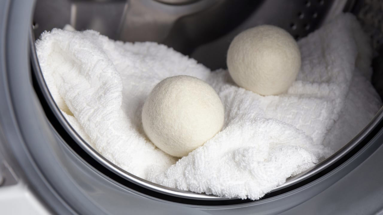 Tennispallon ja tyynyjen pesu pesukoneessa: miksi se on tarpeen ja miksi sitä suositellaan.