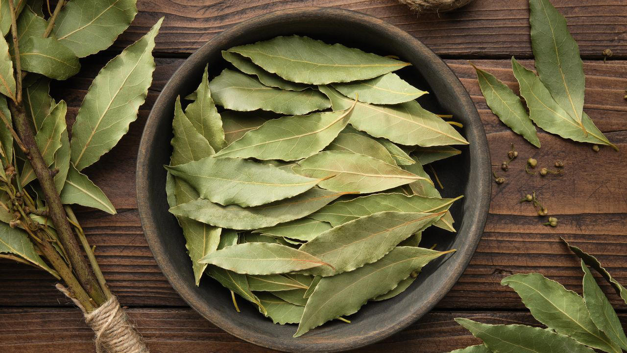 Mikä on laakerinlehtien sijoittamisen ikkunalaudalle tarkoitus ja miksi sitä suositellaan?