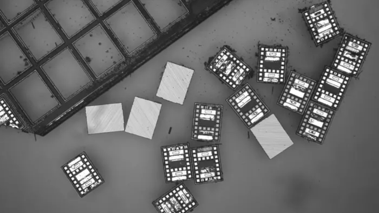 Tämä suolajyväkokoinen robotti tulee mullistamaan mikroskooppisen robotiikan.