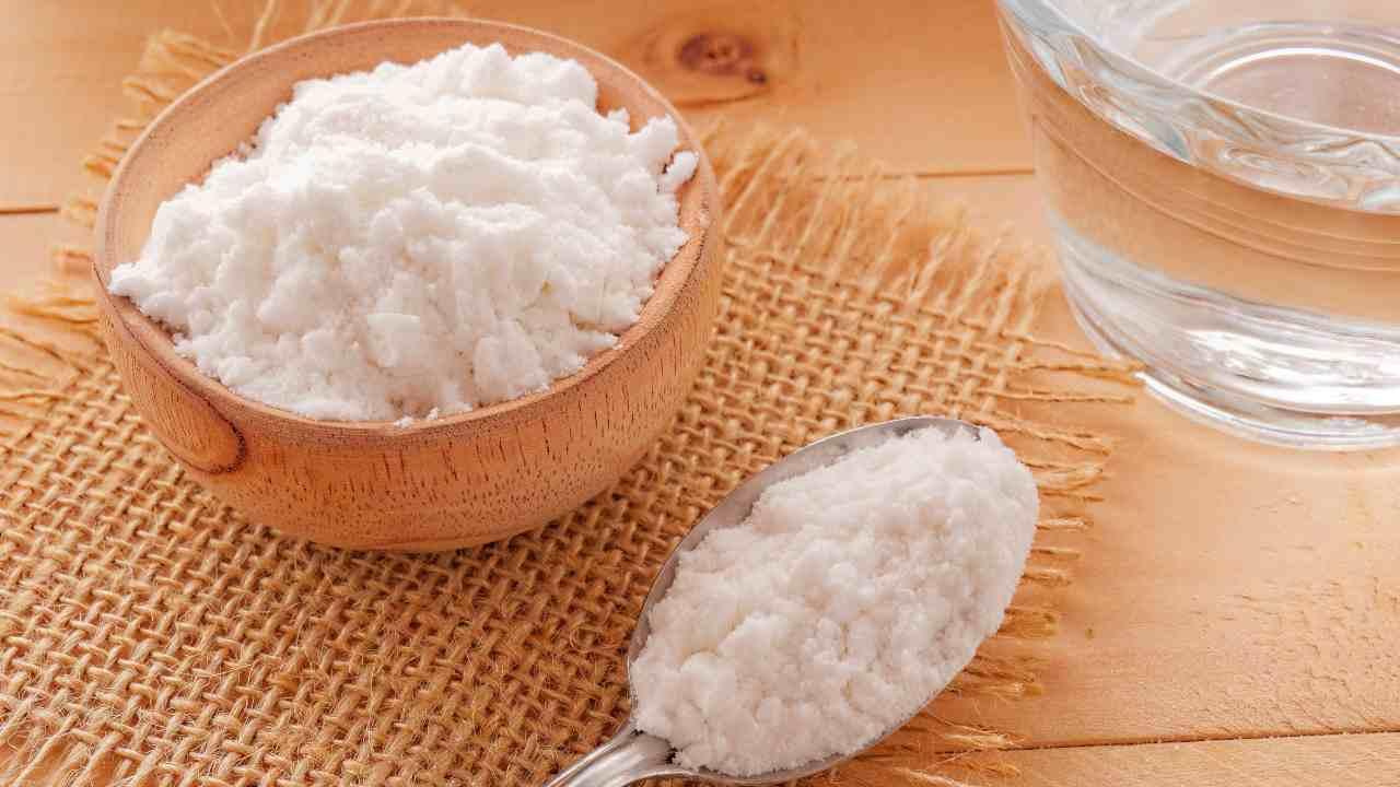 Sokerin ja ruokasoodan sekoittaminen: mihin sitä tarvitaan ja miksi sitä suositellaan kotitalouden tuholaisten torjuntaan.