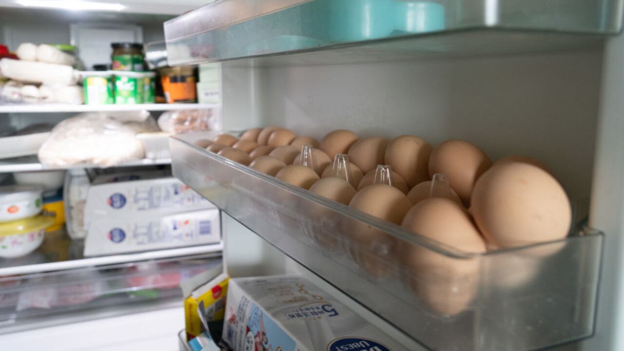 Miksi munia ei voi säilyttää jääkaapin ovessa? Asiantuntijan selitys.