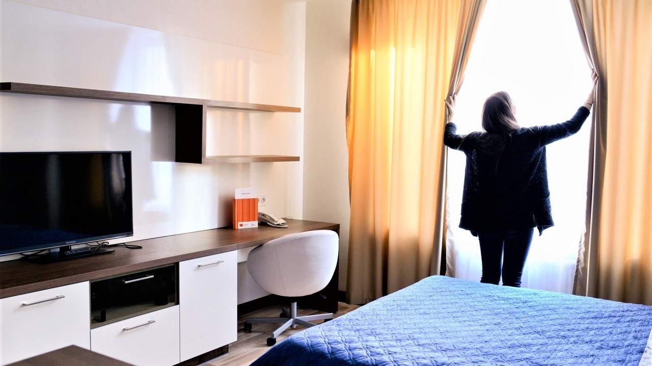 Se on virallista: vuokralain mukaan omistajien on vuokrattava talonsa matkailijoille naapureiden suostumuksella.