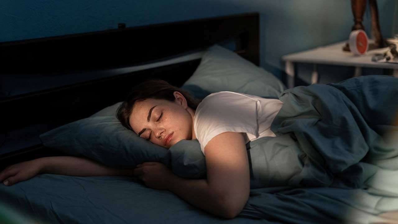 Nukkuminen ilman ruokaa: mitä psykologia sanoo ja miten se vaikuttaa lepoon.