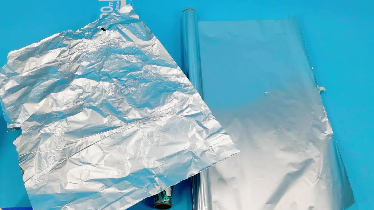 Alumiinifolio ikkunoiden kiskoissa: mihin sitä tarvitaan ja kuinka usein sitä suositellaan käytettäväksi.