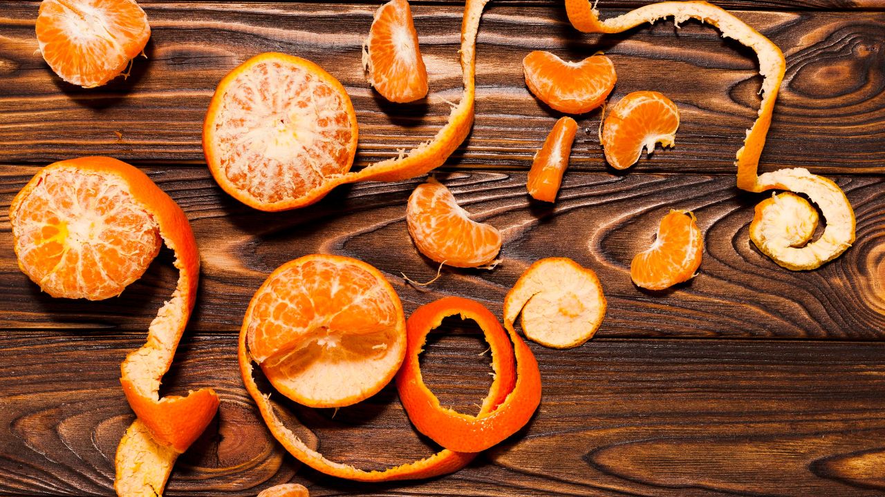 Mandariinin kuoren keittäminen pippurin ja kanelin kanssa: mihin se on hyödyllistä ja miksi sitä suositellaan.