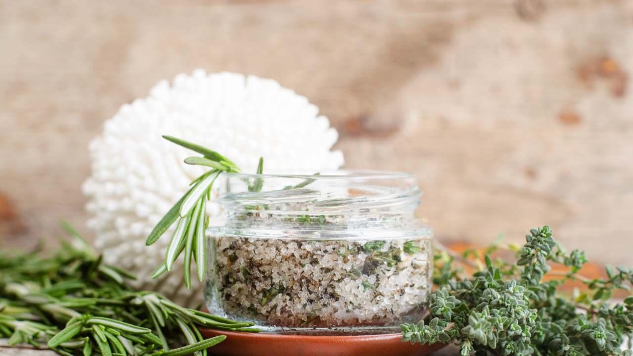 Rosmariini ja karkea suola: mitkä ovat sen säilyttämisen edut kotona purkissa?