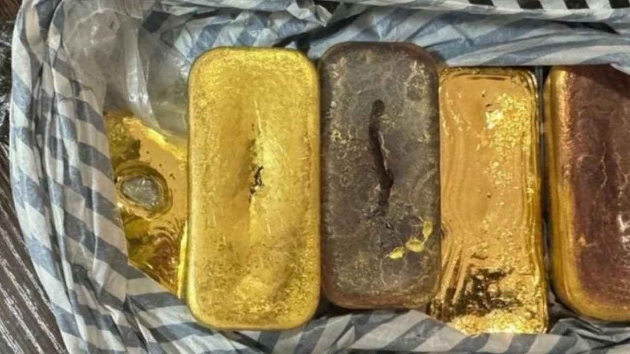 Löydettiin neljä harkkoa, jotka sisälsivät yli 35 kiloa laittomasti louhittua kultaa, jonka arvo on lähes 2 miljoonaa dollaria.