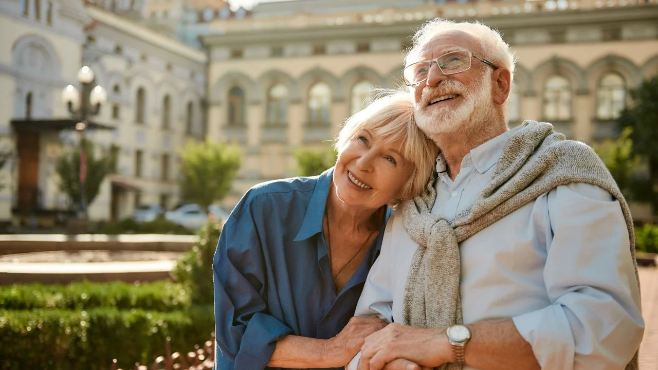 Kuinka suunnitella elämäänsä 60 vuoden jälkeen: psykologiset avaimet itsensä kehittämiseen eläkkeelle jäämisen jälkeen ja sen jälkeen, kun lapset ovat kasvaneet ja muuttaneet pois kotoa.