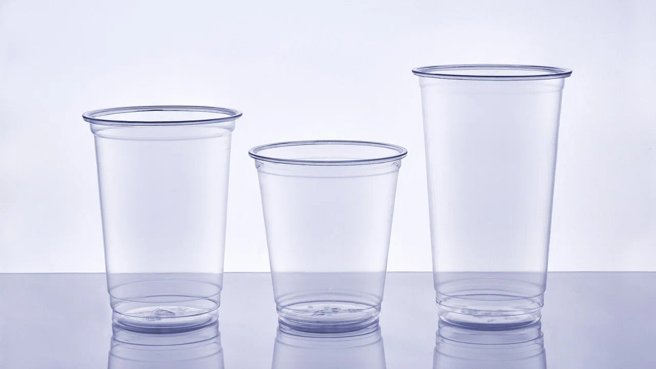 Kertakäyttöiset muovimukit: mitkä sopivat kuumille juomille ja miksi?