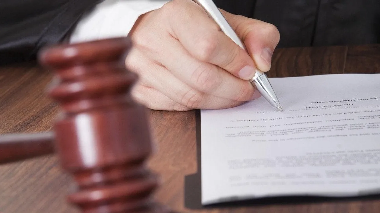 Asuntojen vuokrausta koskeva laki on kumottu | Vuokralaiset voivat nostaa kanteen, jos asunnosta puuttuu jotain, eikä vuokranantaja voi irtisanoa sopimusta; vuokranantajan on jopa maksettava velka.