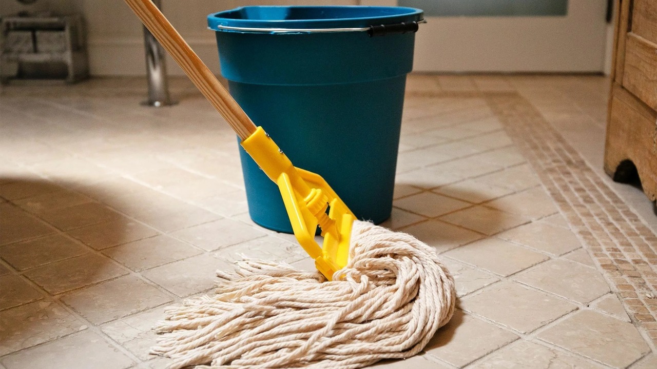 Suolan lisääminen lattianpesuveteen: miksi se on tarpeen ja miksi sitä suositellaan?