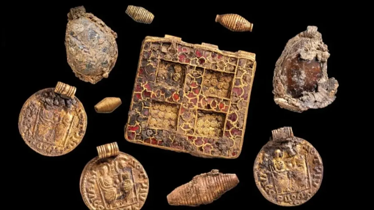 Arkeologit olivat järkyttyneitä: analysoituaan kaksi kultaista esinettä Kreikassa he löysivät odottamattomia aurinkosymboleja.