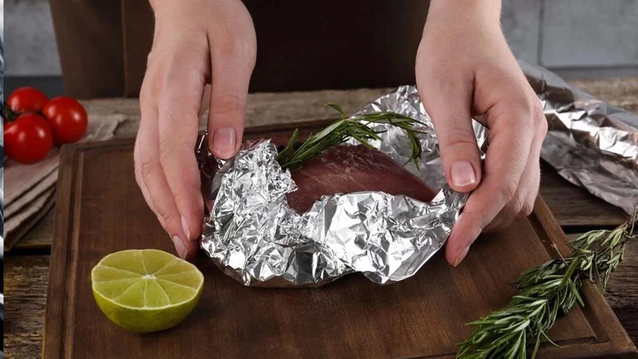 Ravitsemusasiantuntija varoittaa alumiinifolion käytöstä elintarvikkeiden säilytykseen: ”Se voi kertyä luihin, munuaisiin ja aivoihin”.