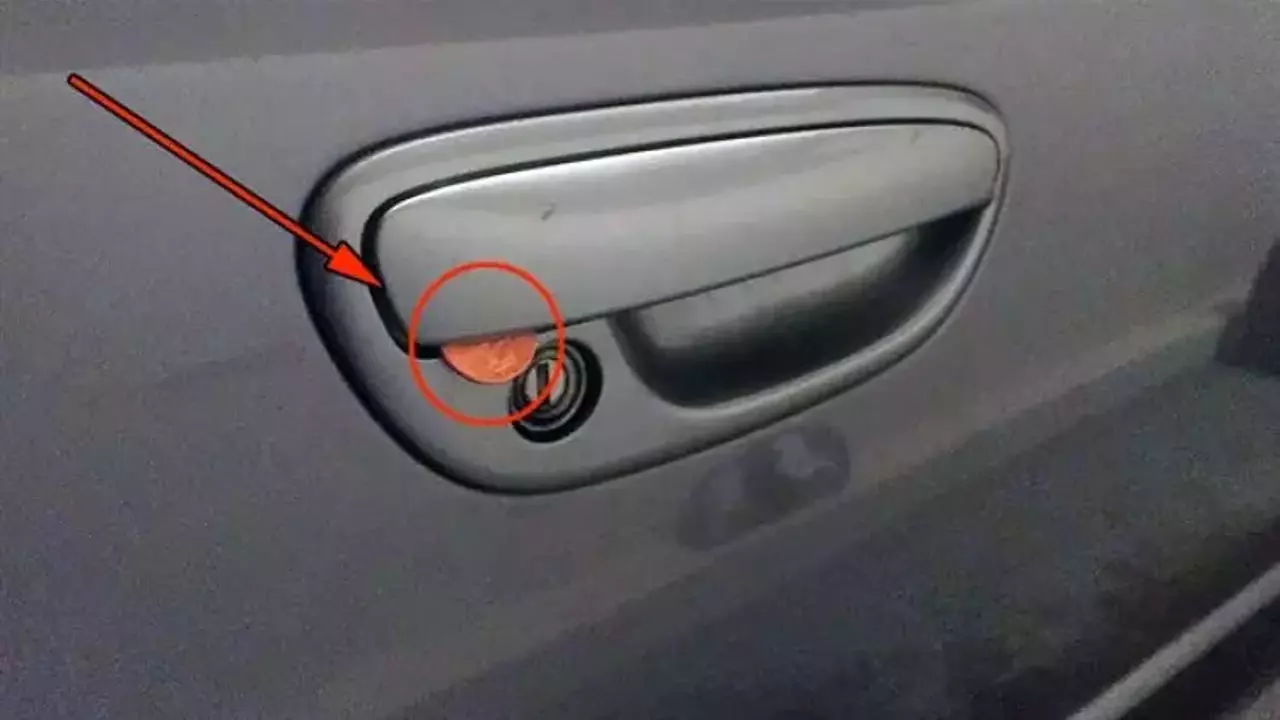 Olkaa varovaisia, jos näette kolikon auton ovenkahvassa: se voi olla huijaus.