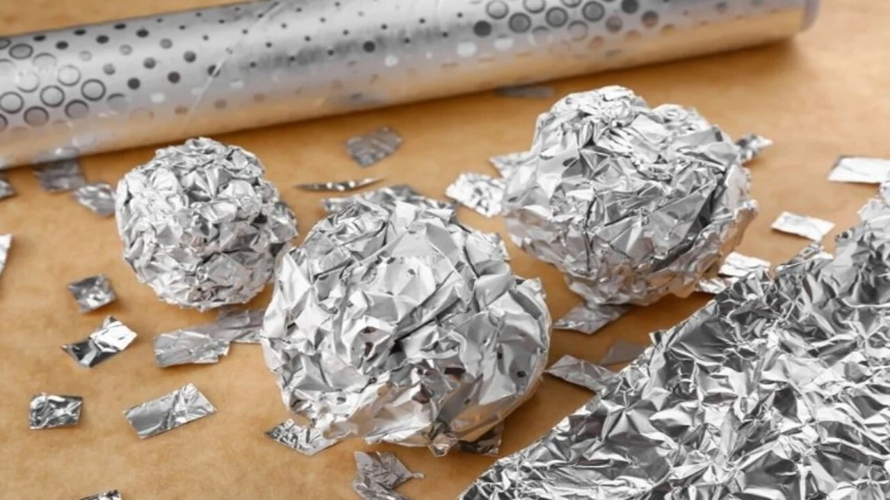 Alumiinifolion käyttö keittiön hanoissa: mihin sitä tarvitaan ja miksi sitä suositellaan.