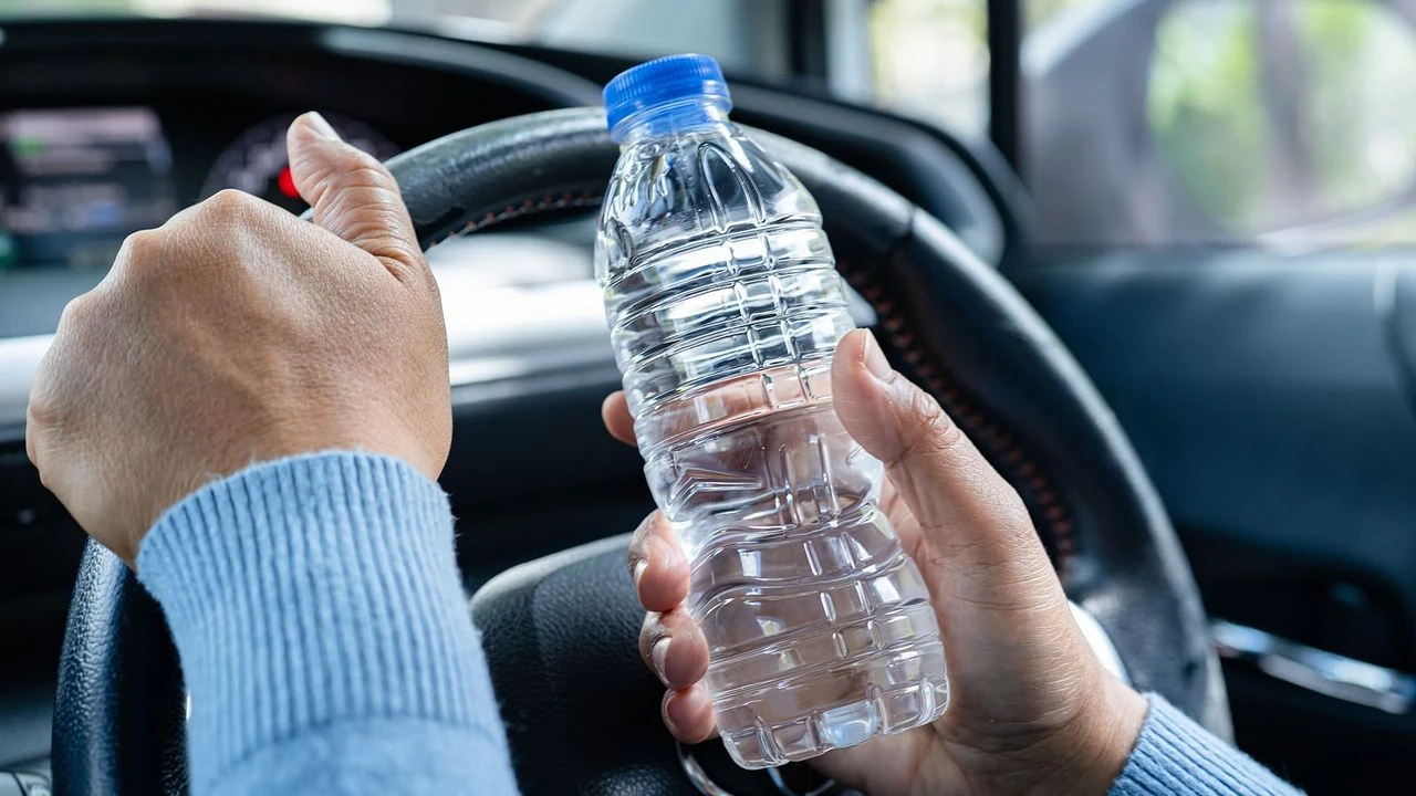 Laita jäädytetyt vesipullot auton istuinten alle: miksi se on suositeltavaa?