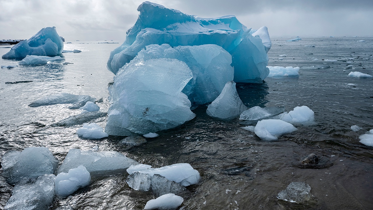 Tutkijat olettavat, että mineraalipölyllä voi olla merkitystä Grönlannin nopeassa ja peruuttamattomassa jääpeitteen menetyksessä.