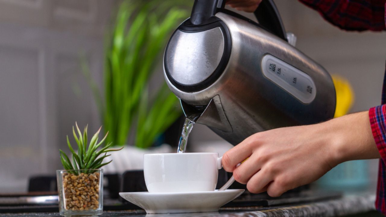 Mikä kuluttaa enemmän sähköä: vedenkeitin vai mikroaaltouuni?