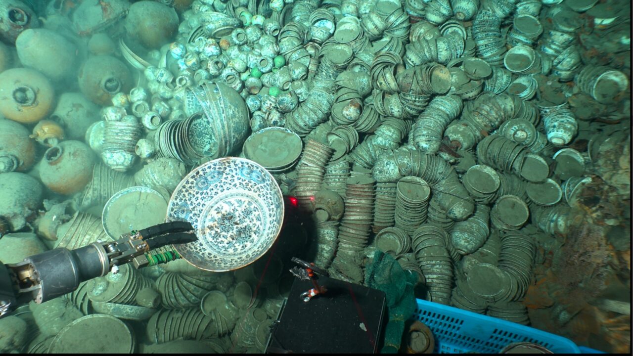 Arkeologit olivat järkyttyneitä löytäessään merenpohjasta lähes ehjät 900 vuotta vanhat alukset.