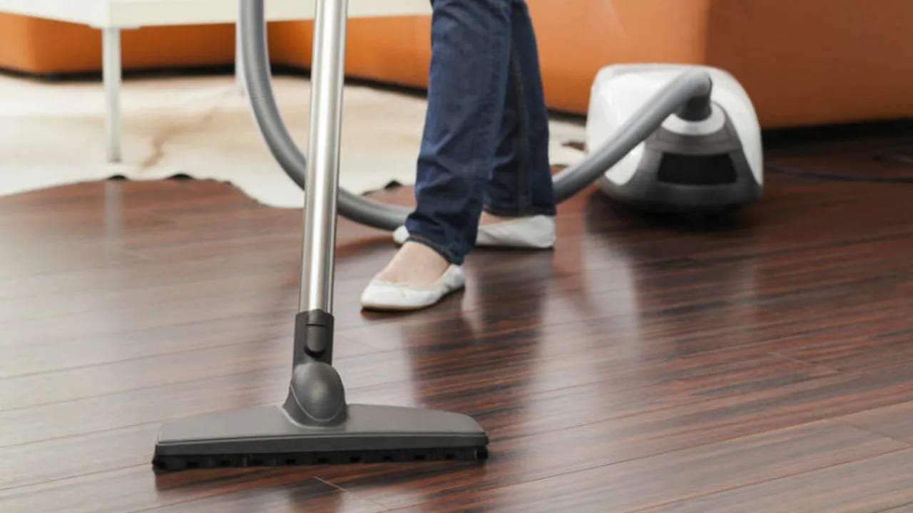 Parkettilattiat, jotka näyttävät yhtä puhtailta ja kiiltäviltä kuin uudet: lattianpesuaine, joka saa lattian heijastamaan valoa yhdellä liikkeellä.