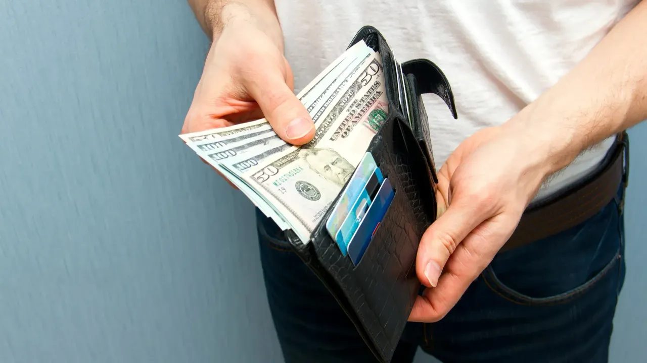 Mitä psykologian näkökulmasta tarkoittaa setelien järjestäminen lompakossa pienimmästä suurimpaan nimellisarvoon?