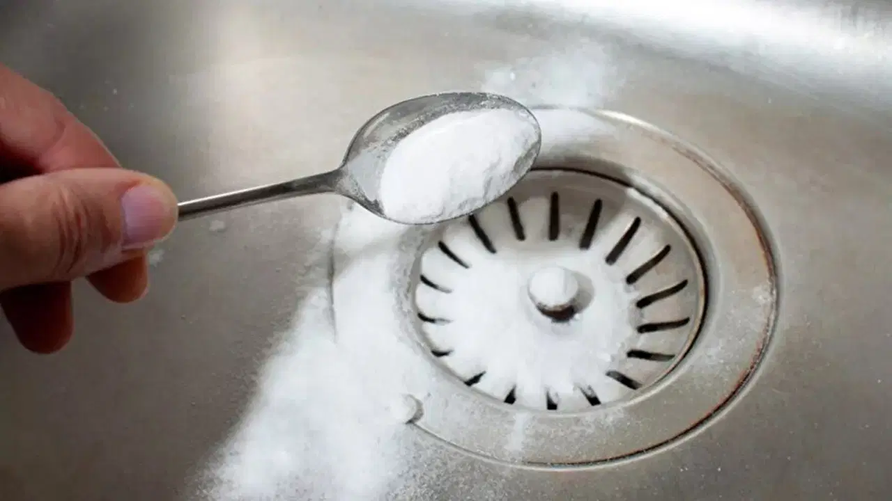 Kaada appelsiinimehua ja ruokasoodaa kylpyhuoneen viemäriin: miksi se on tarpeen ja kuinka usein se tulisi tehdä.