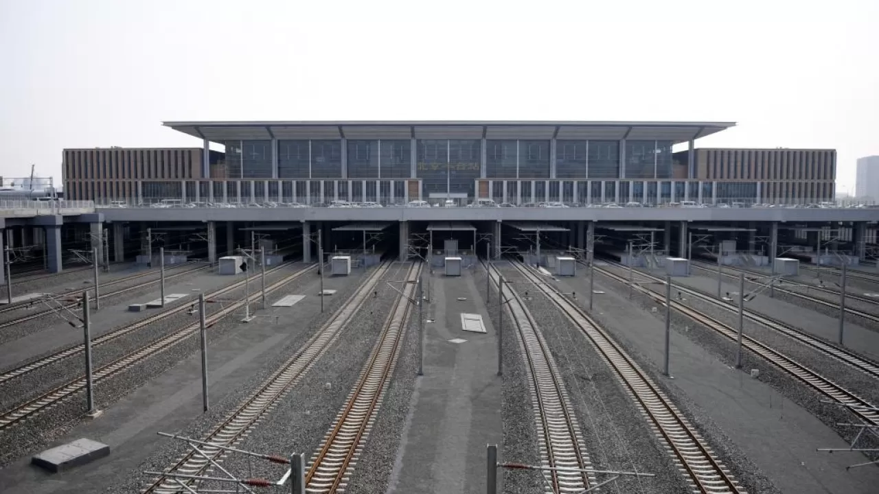 Kiinan piti rakentaa rautatieasema yhdeksässä tunnissa: se selviytyi tehtävästä 1500 työntekijän, 23 kaivinkoneenkuljettajan ja armeijan avulla.